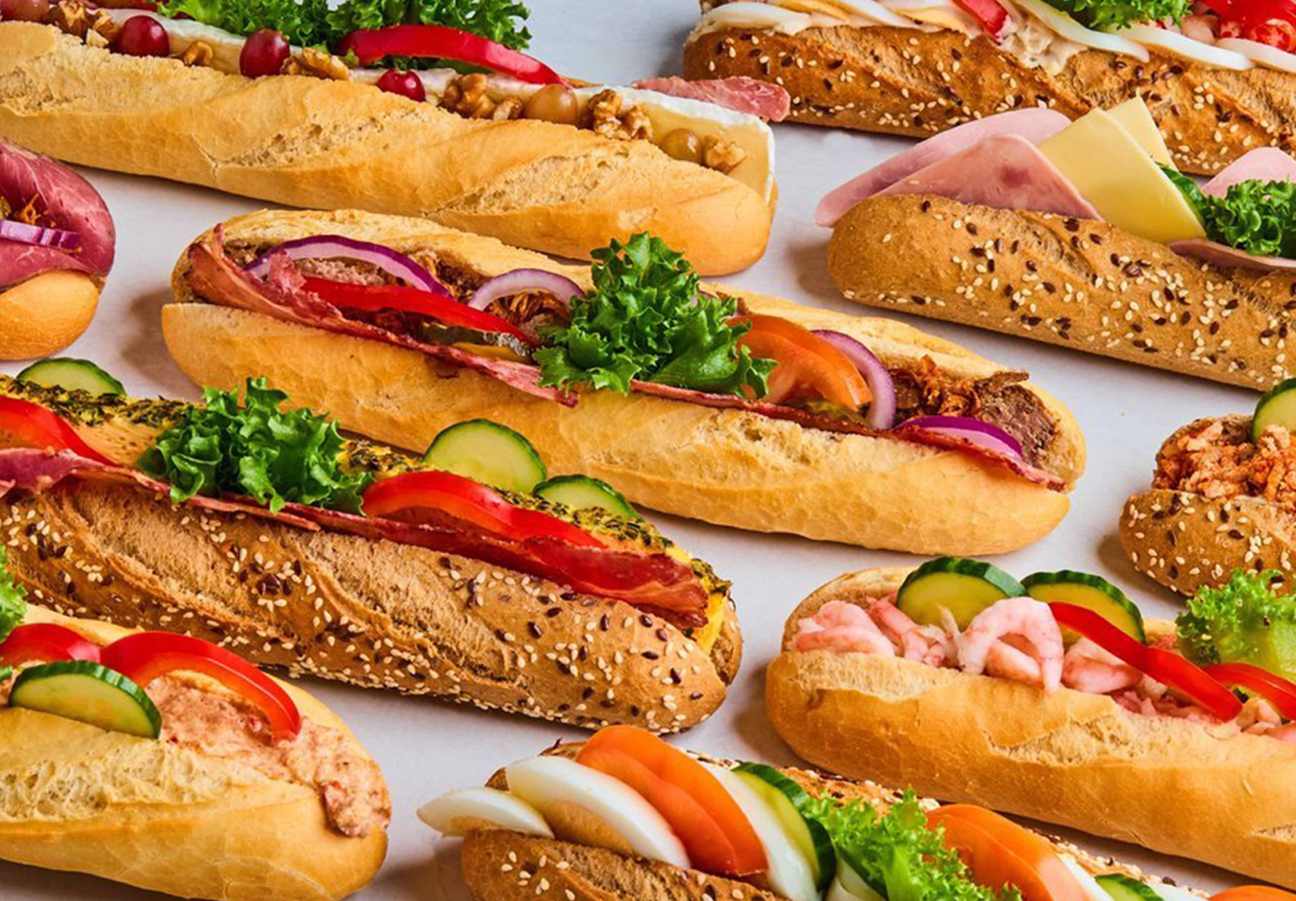 Baguette og påleggsfat på disken